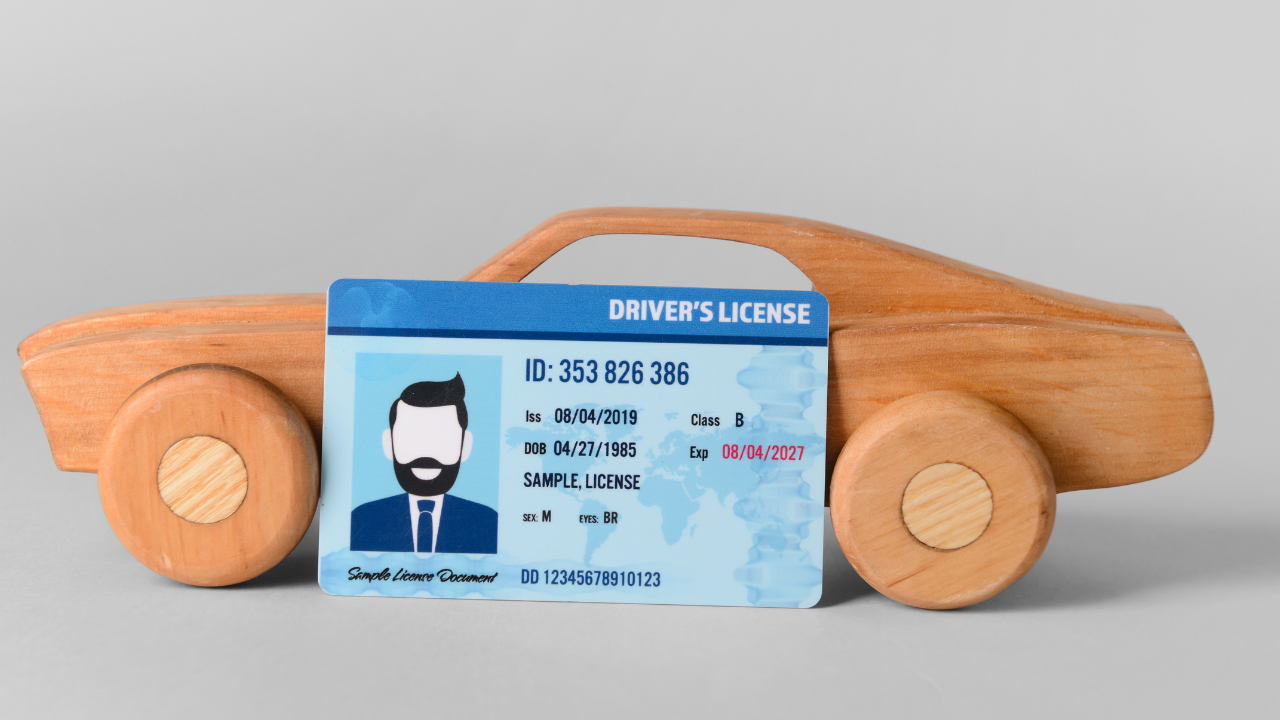 車の形をした期の置物に免許書のおもちゃが置かれている画像