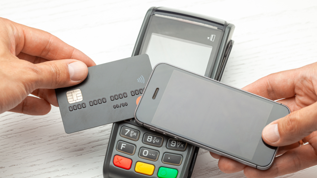 クレジットカード決済かスマートフォン決済か選んでいるイメージの画像