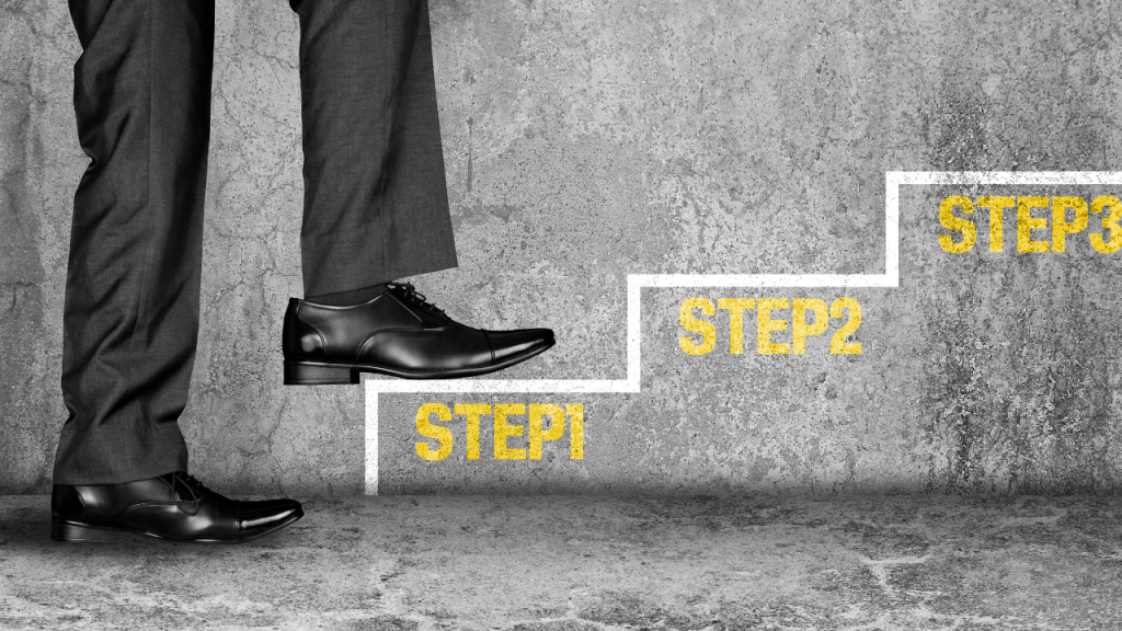 ステップ１、ステップ２、ステップ３と書かれた階段を上っている人の足元の画像