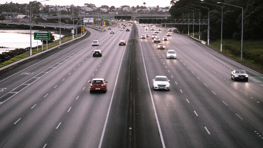 高速道路で車が走行している画像